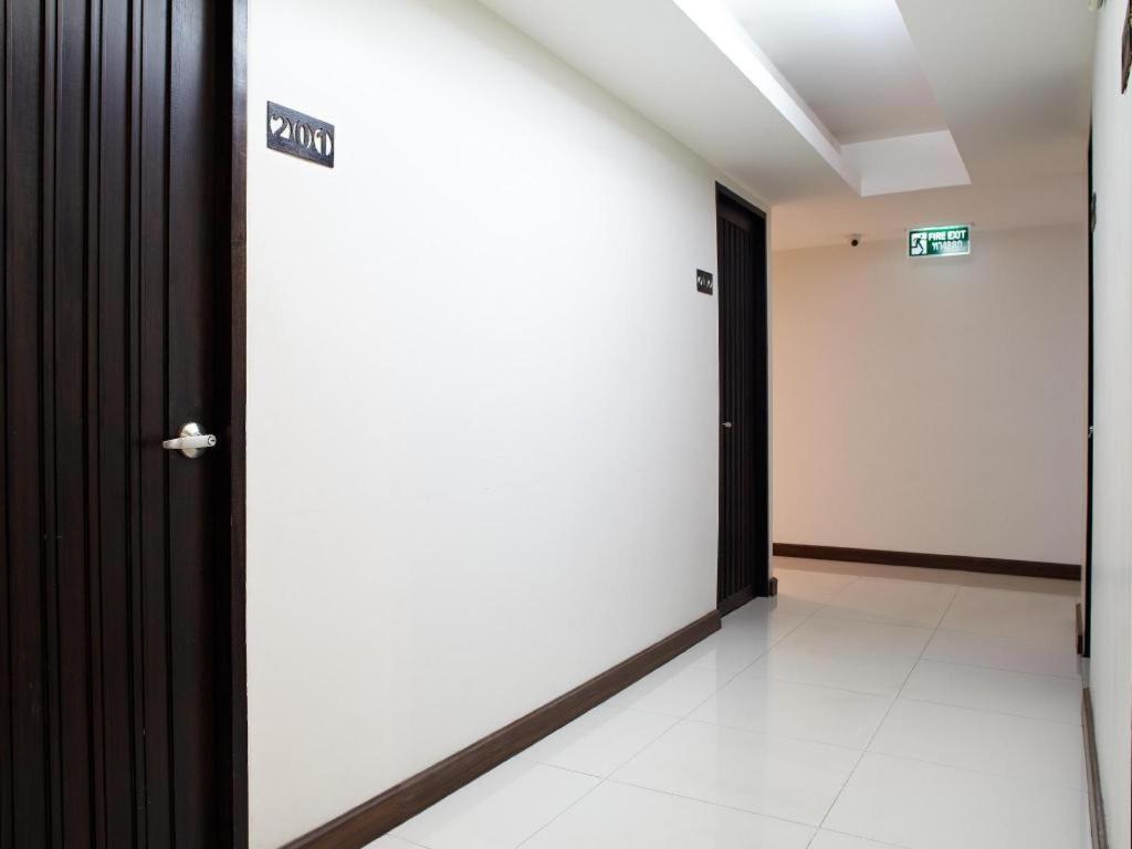 White House Asoke Sukhumvit 18 Otel Bangkok Dış mekan fotoğraf