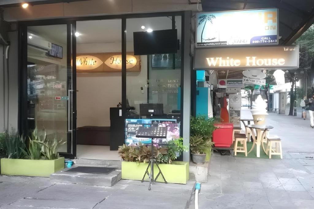 White House Asoke Sukhumvit 18 Otel Bangkok Dış mekan fotoğraf